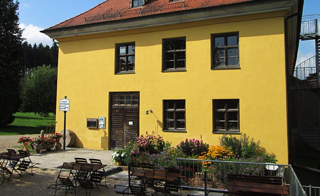 Die Furthmühle in Egenhofen ist ein denkmalgeschütztes Gebäude mit schönem Biergarten und Museum.