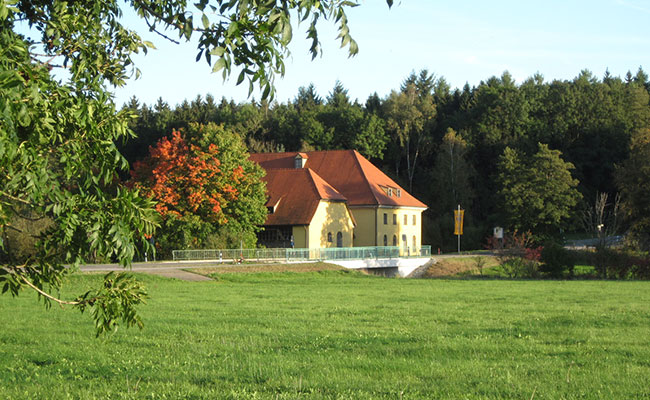 Die Furthmühle in Egenhofen ist ein denkmalgeschütztes Wahrzeichen, das Sie während Ihrem Aufenthalt am Weberhof besuchen können.